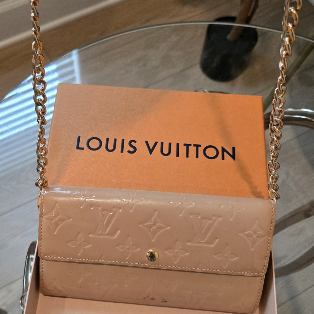 LouisVuitton Sarah patent leather wallet With COA& complimentary Crossbody Chain - Picture 13 of 17